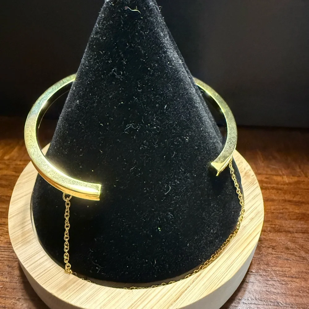 NEW COACH Carriage Classic Signature motif gold color bracelet/bangle Hinge - Picture 2 of 4